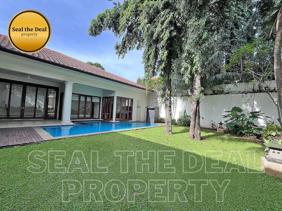 Luxurious Villa with Pool and Garden