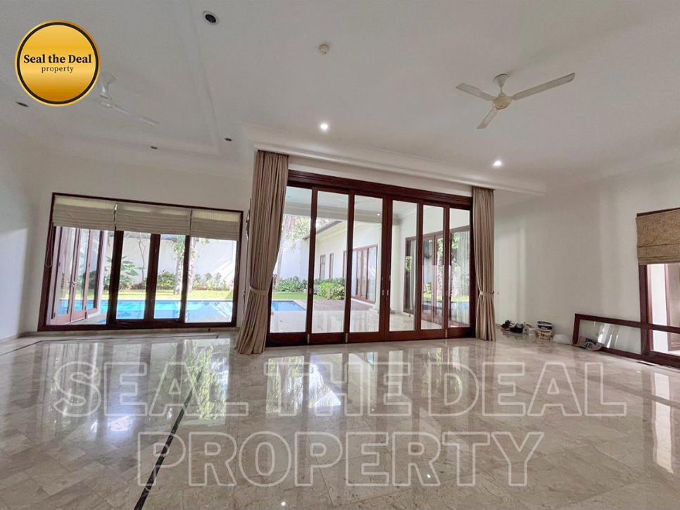 Luxurious Villa with Pool and Garden