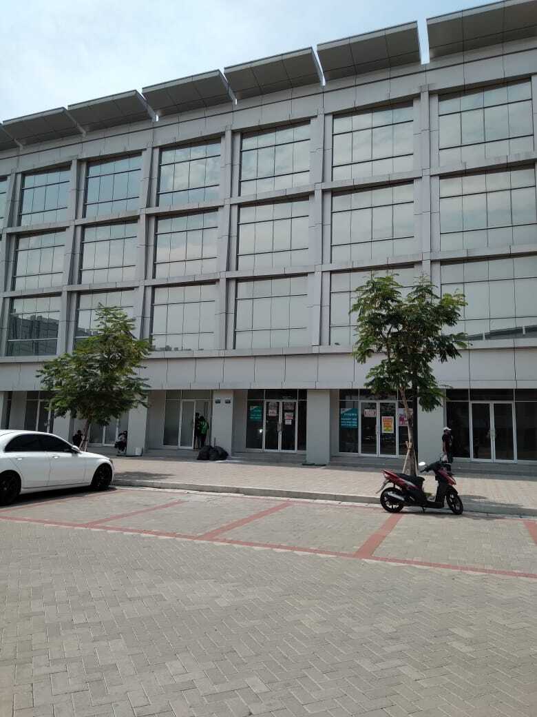 Modern 4-Story Commercial Building with 4 Bathrooms