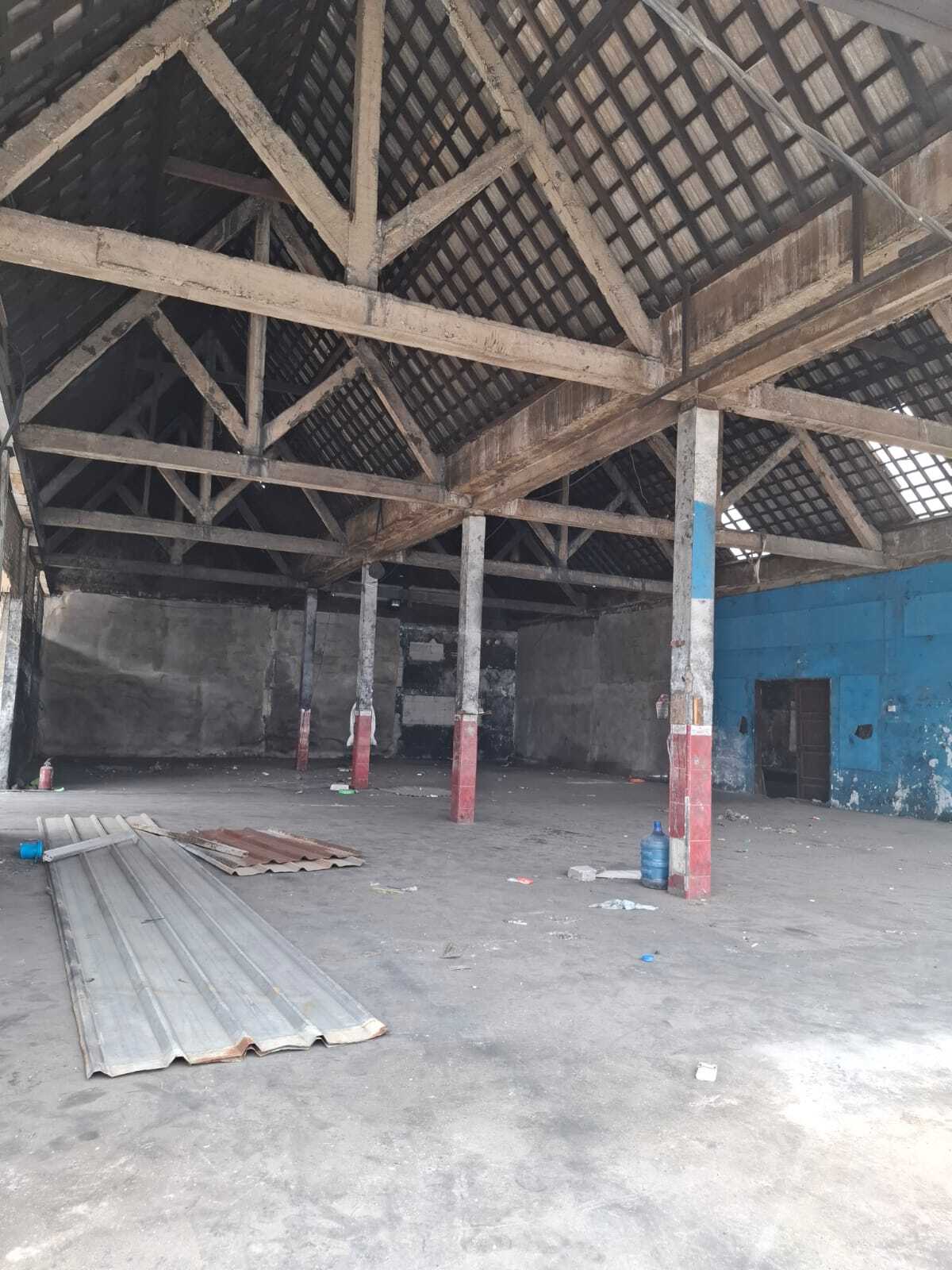 Large Industrial Warehouse with 2500m² Land Area