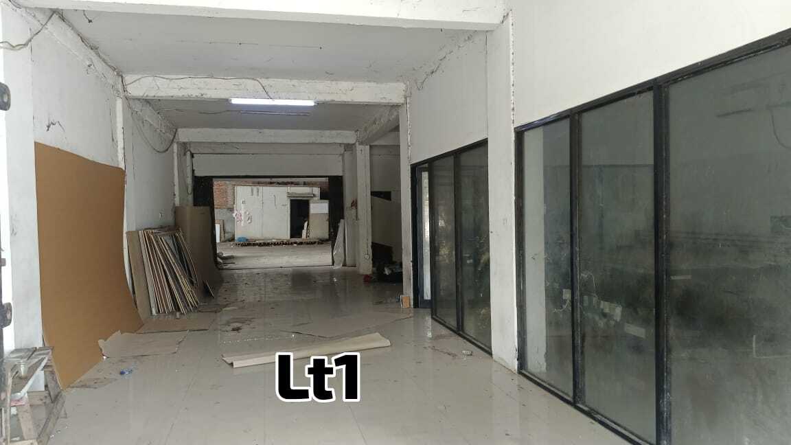 3.5 Story Connected Commercial Building in Klender, East Jakarta