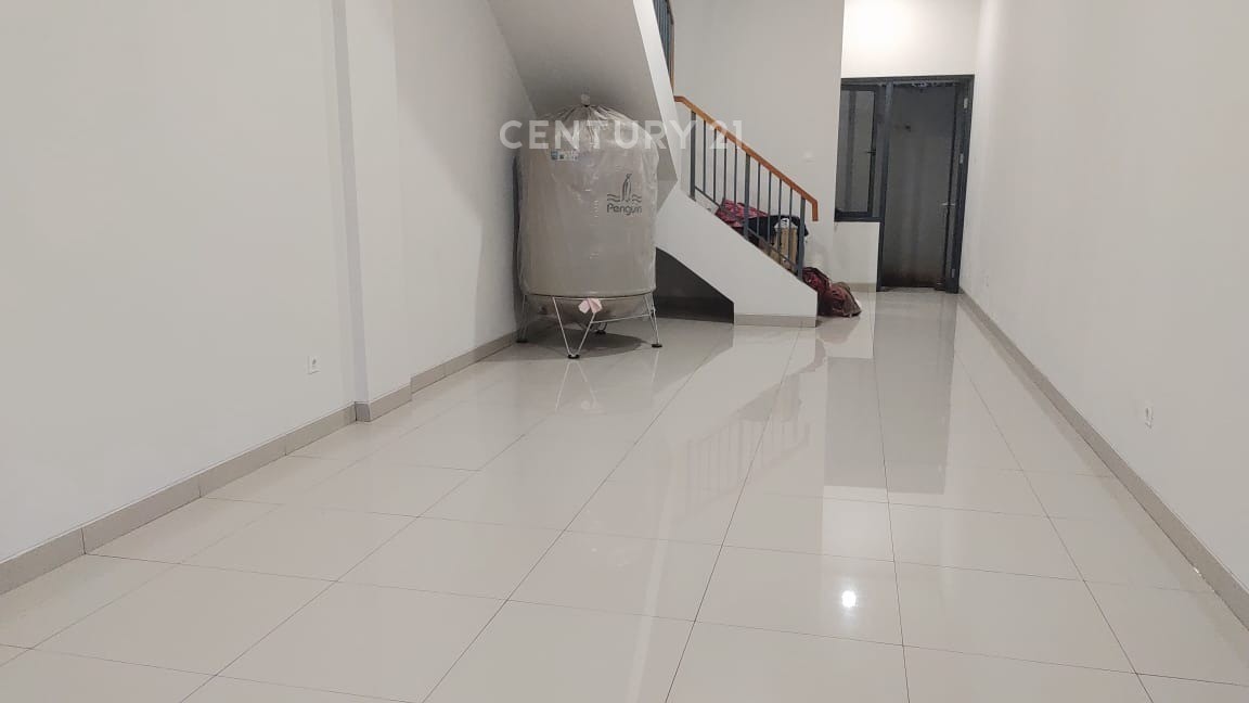 2-этажный коммерческий магазин-дом в Kota Wisata Cibubur