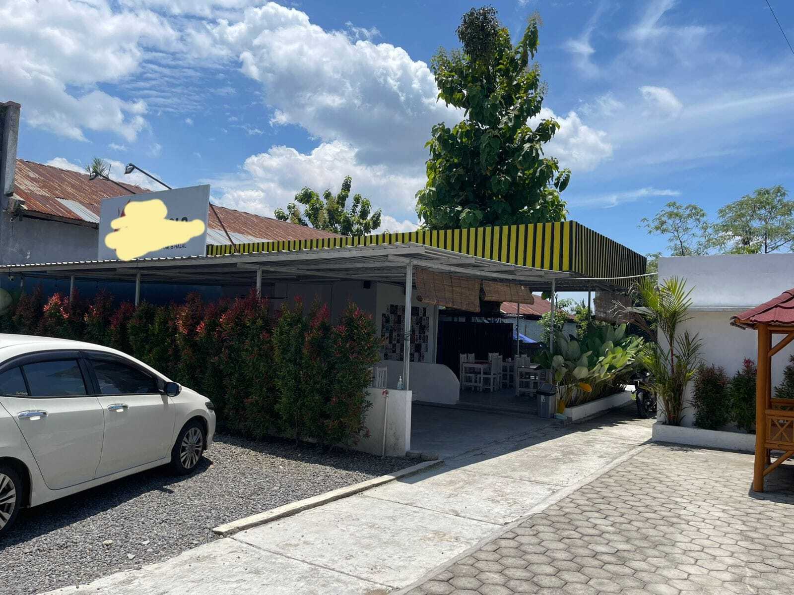 Spacious Commercial Space with Garden and Parking