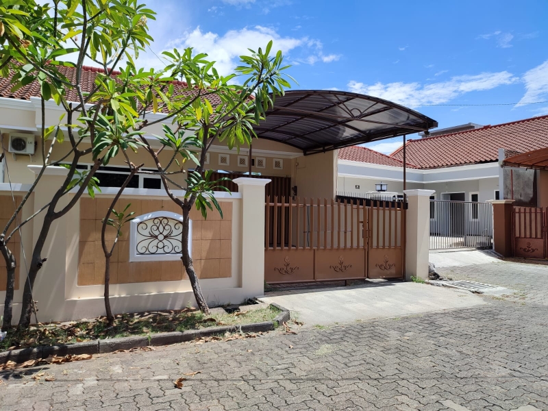 Spacious Renovated House with Garden in Puri Anjasmoro