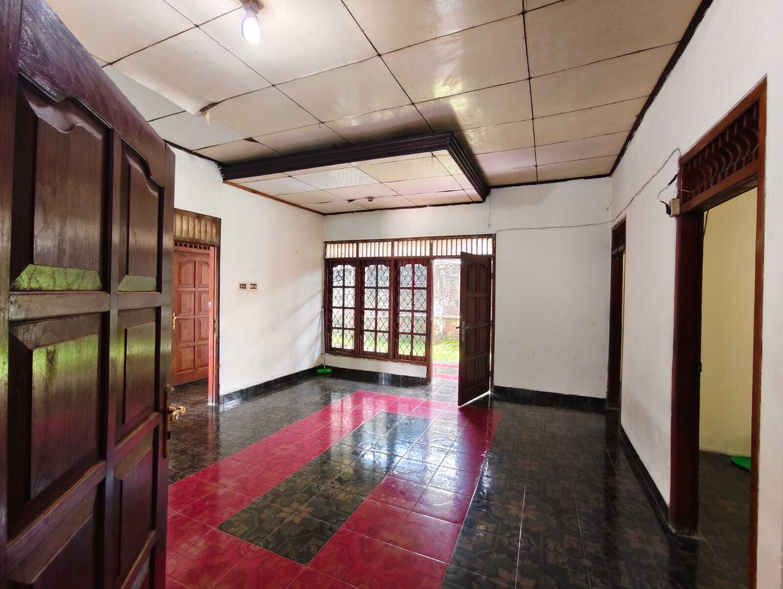 Compact Residential Property with Multiple Rooms and Convenient Location
