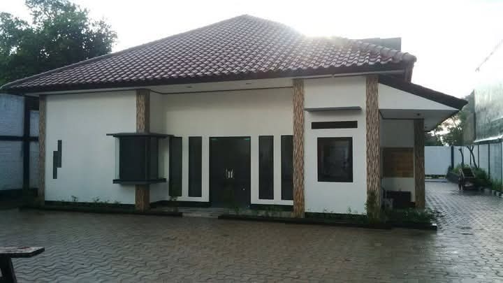 Luxurious Two-Story House with Spacious Parking