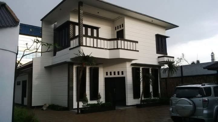 Luxurious Two-Story House with Spacious Parking