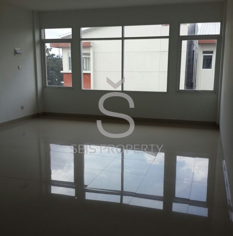 Spacious 3-Floor House with Double Carport