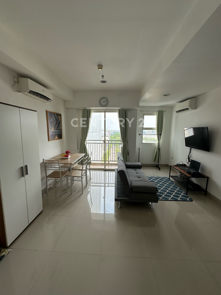 1 Bedroom Apartment with Living and Dining Area