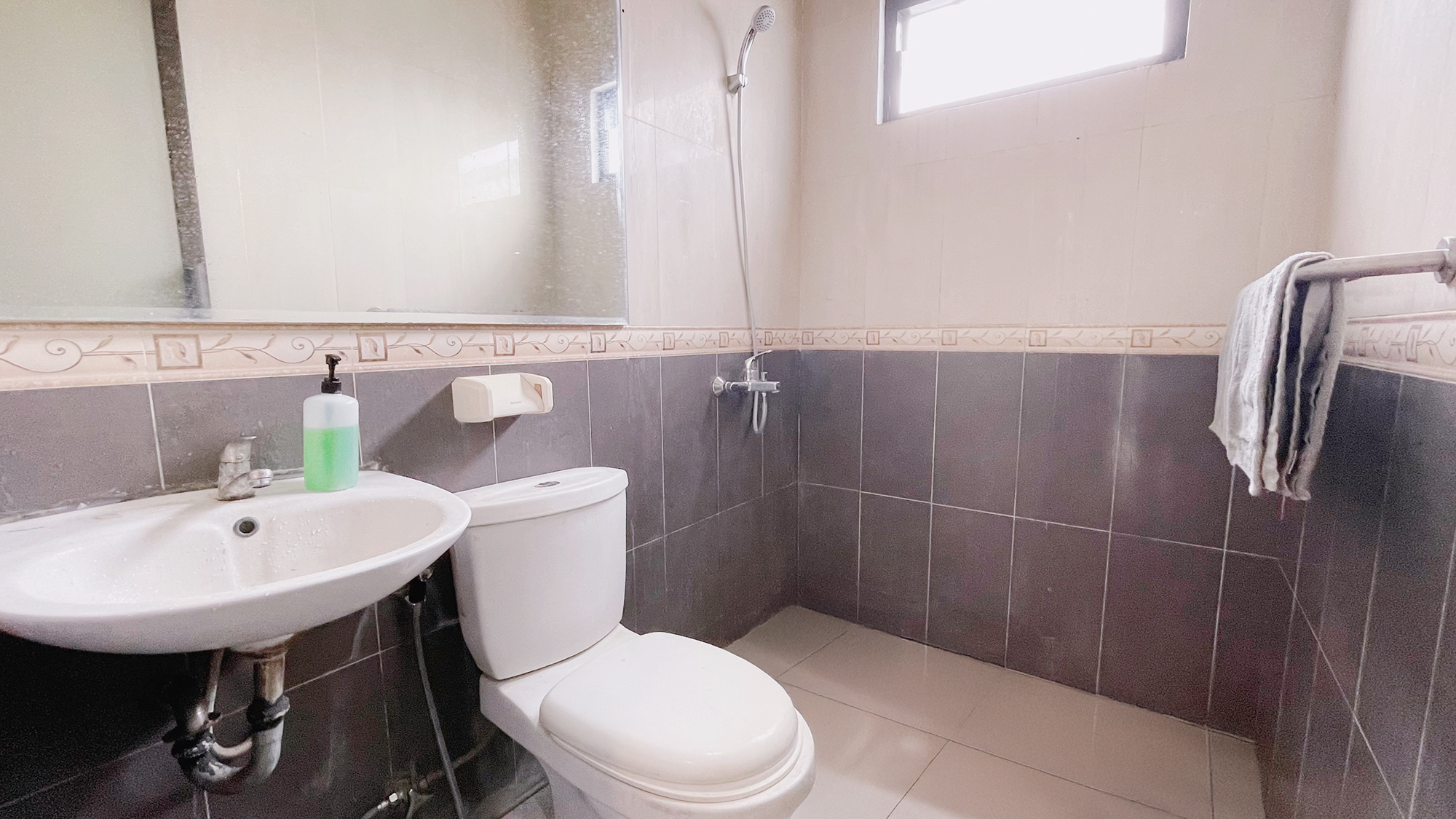 Comfortable Room with Private Bath Near Malls