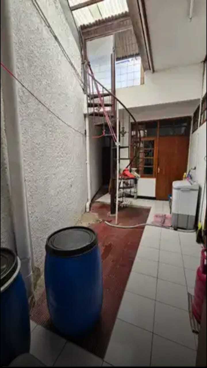 Office/House on Main Road Pahlawan - Large Space with Multiple Amenities