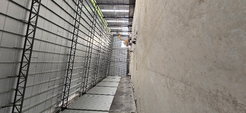Large Industrial Warehouse with Container Access