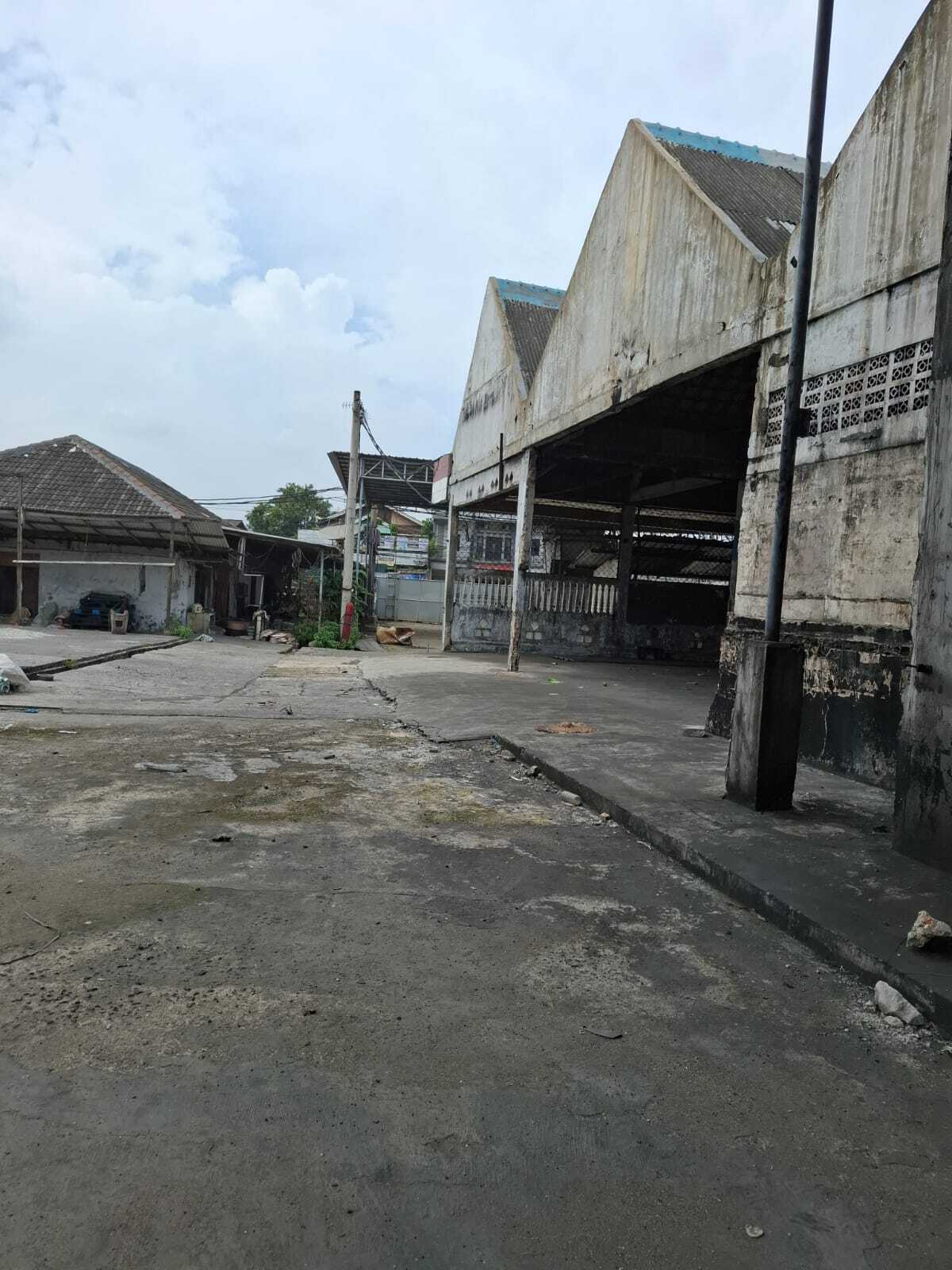 Large Industrial Warehouse with 2500m² Land Area