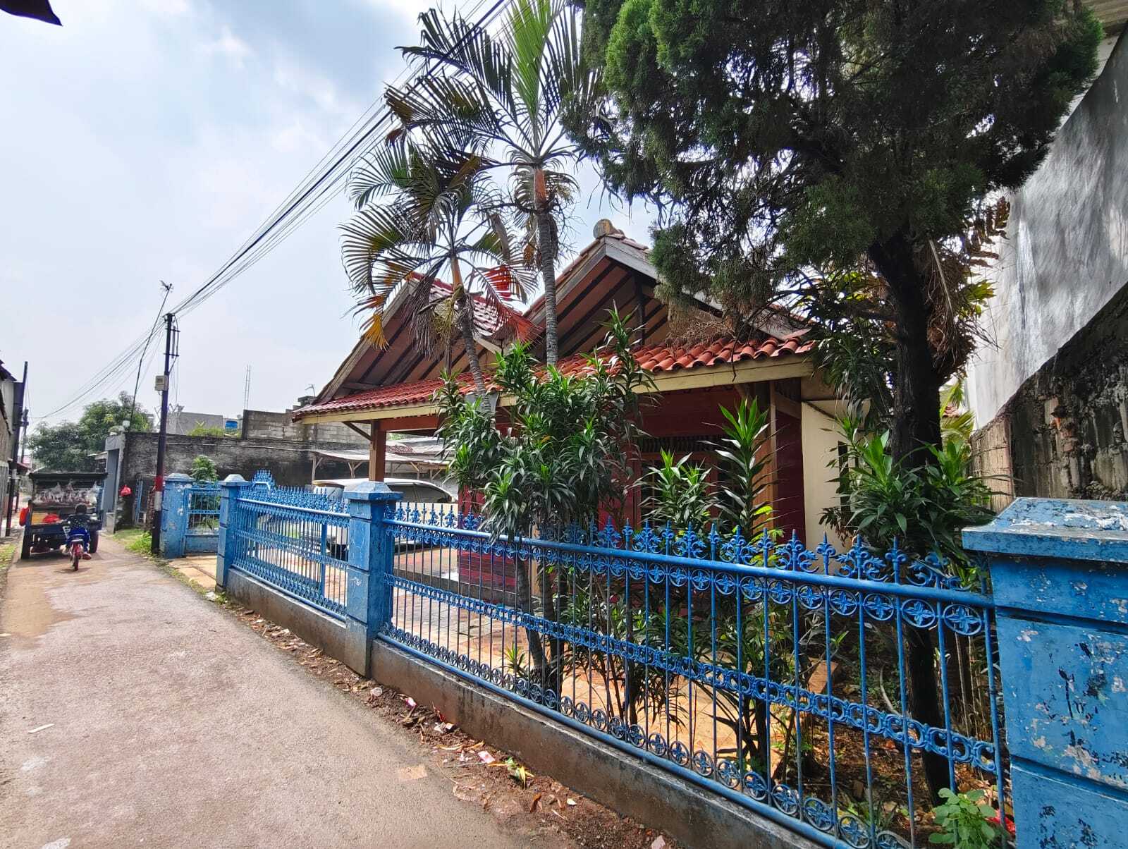 Compact Residential Property with Multiple Rooms and Convenient Location