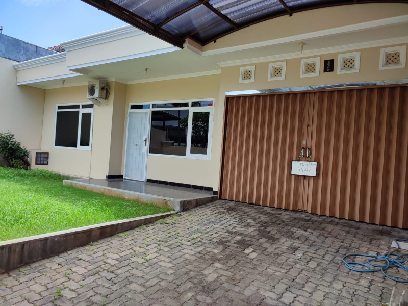 Spacious Renovated House with Garden in Puri Anjasmoro
