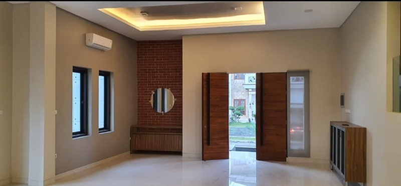 Spacious 400m² House with 4 Bedrooms