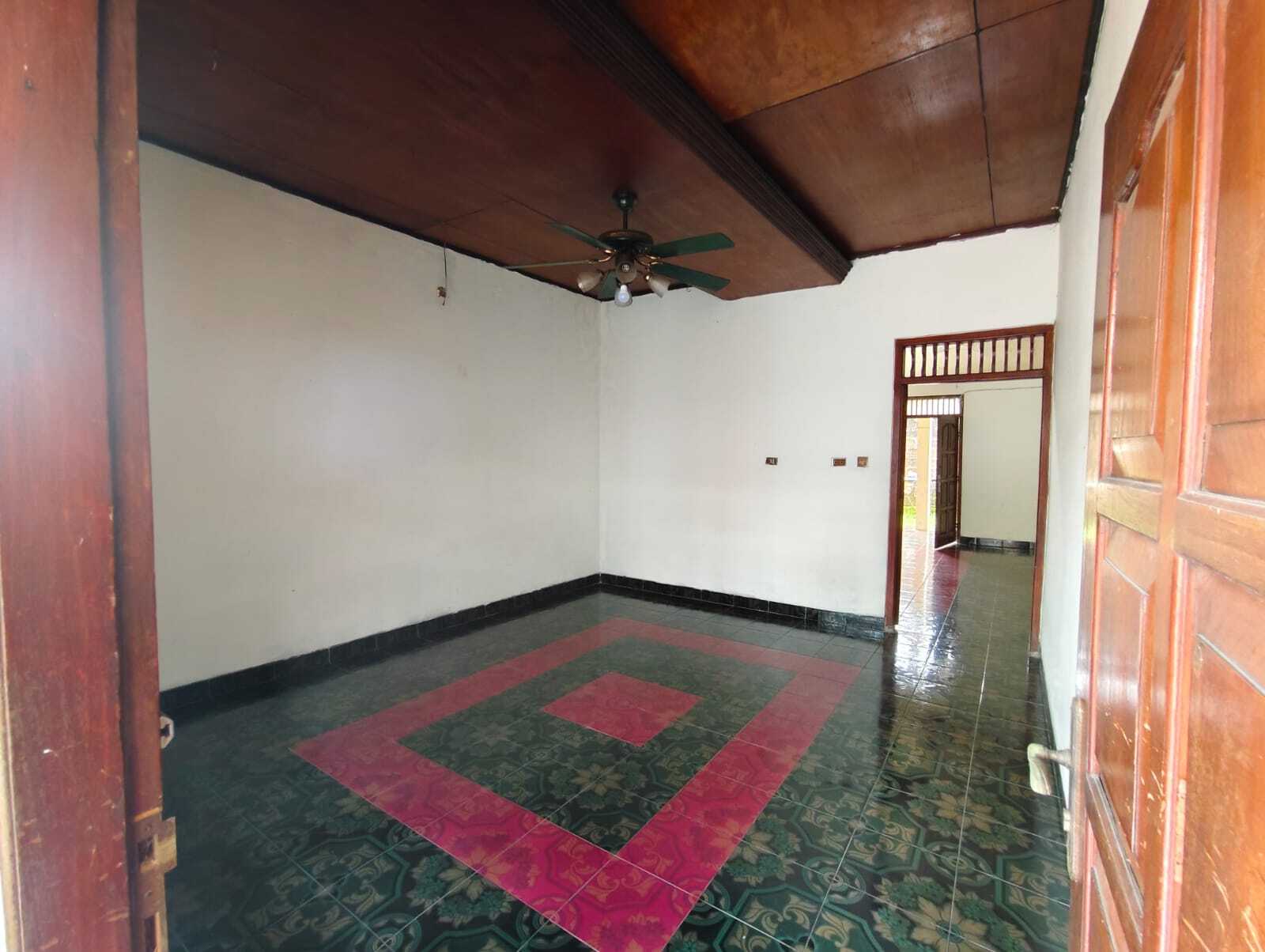 Compact Residential Property with Multiple Rooms and Convenient Location