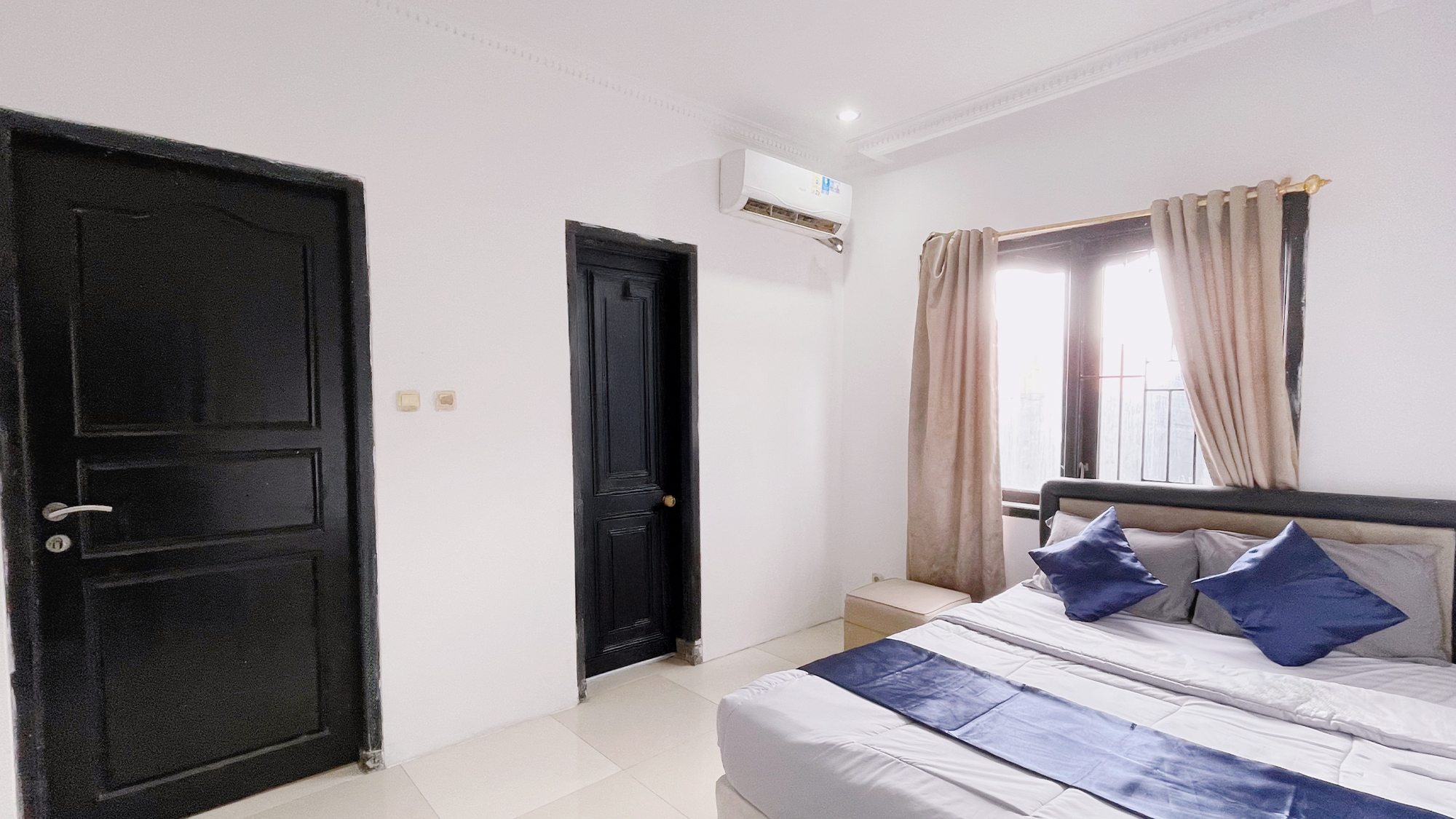 Comfortable Room with Private Bath Near Malls