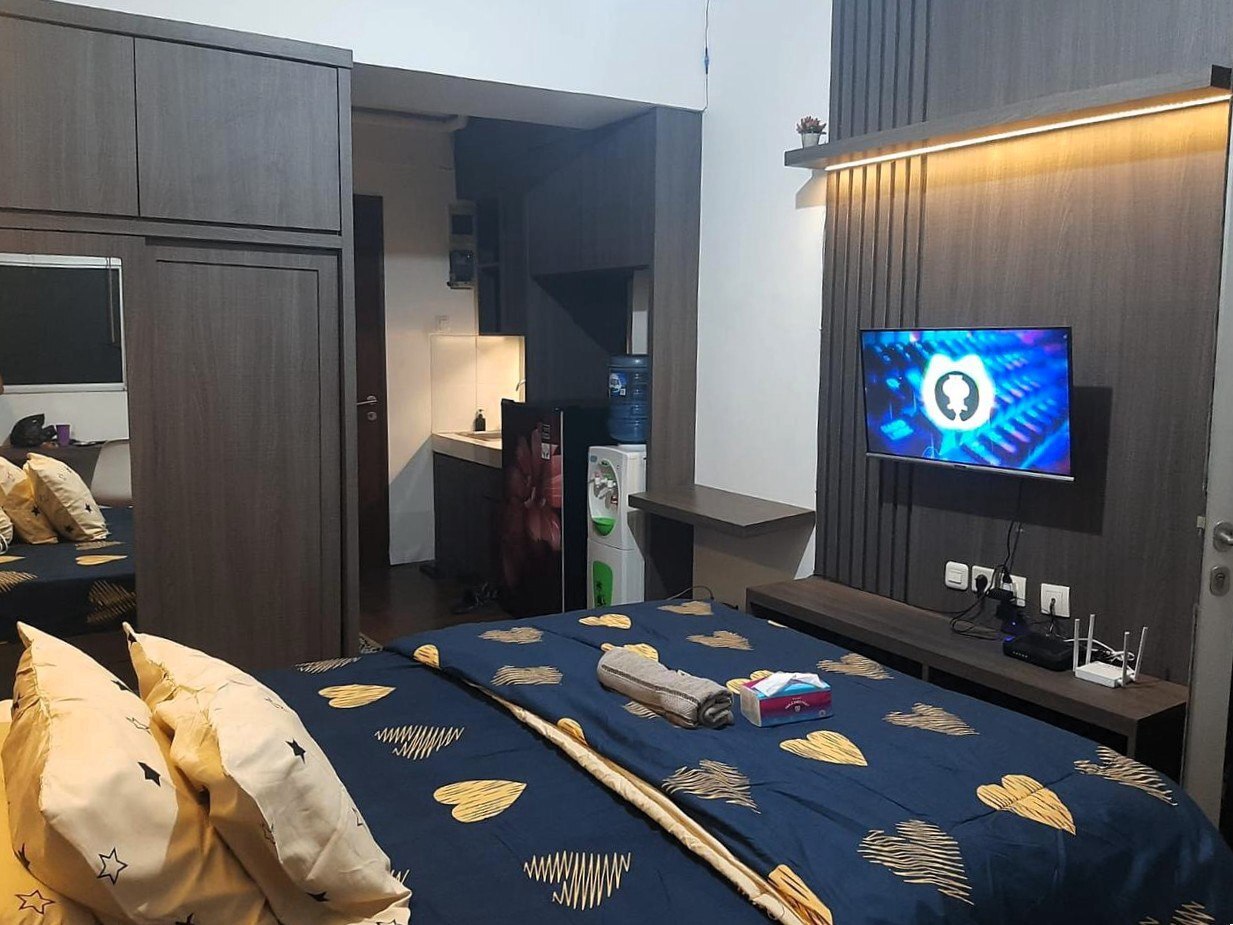 Modern Furnished Studio with AC and King Bed