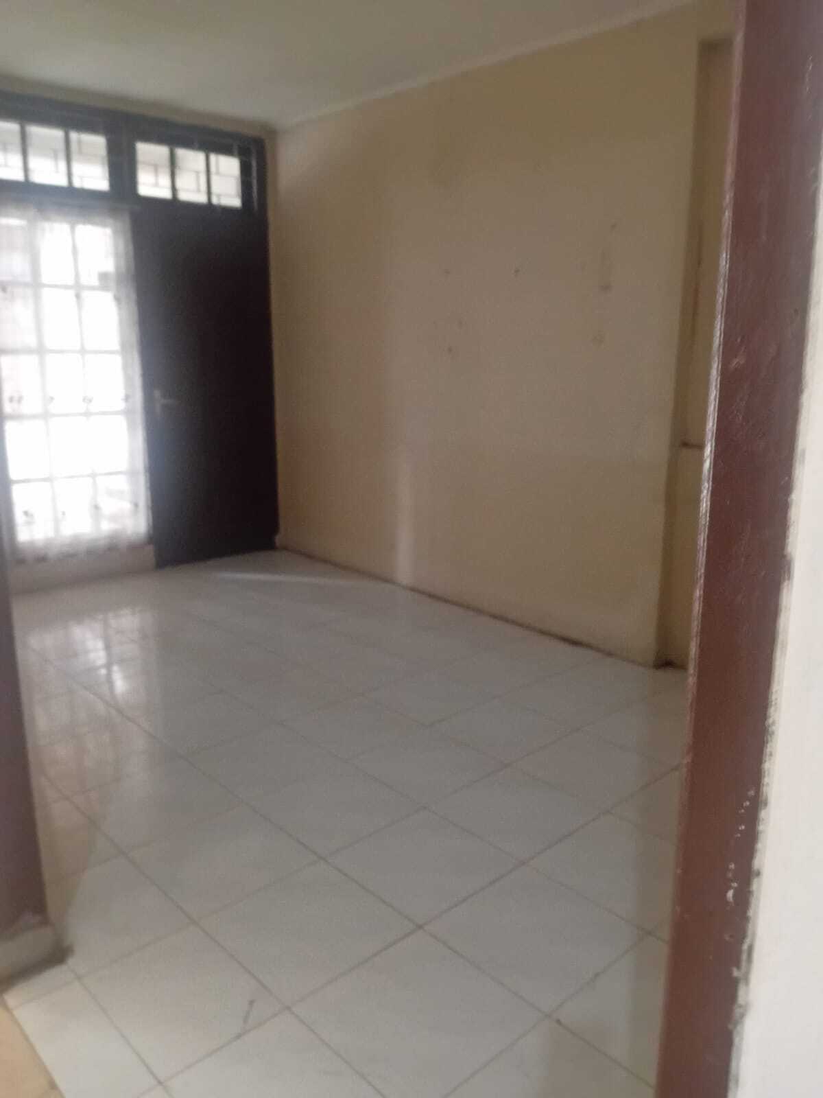 Two-Story House with 4 Bedrooms, Large Area