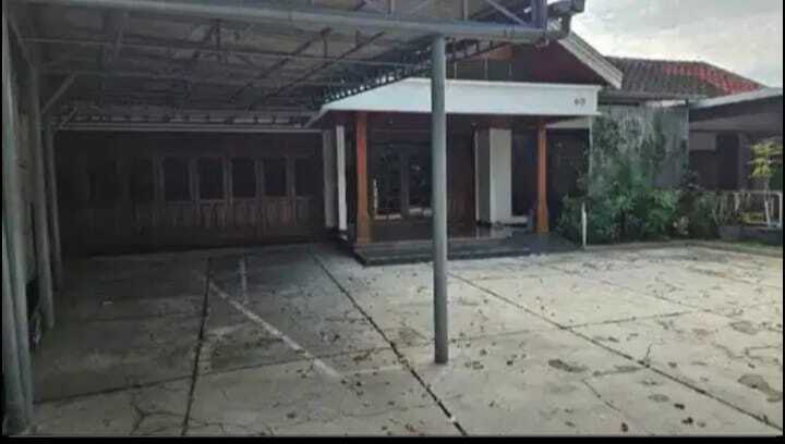 Office/House on Main Road Pahlawan - Large Space with Multiple Amenities
