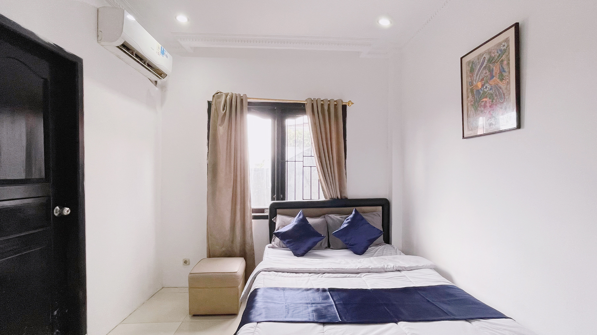 Comfortable Room with Private Bath Near Malls