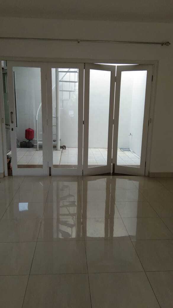 Сдается дом без мебели, готовый к заселению. Raffles Hill Cibubur.