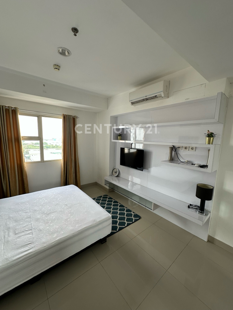 1 Bedroom Apartment with Living and Dining Area