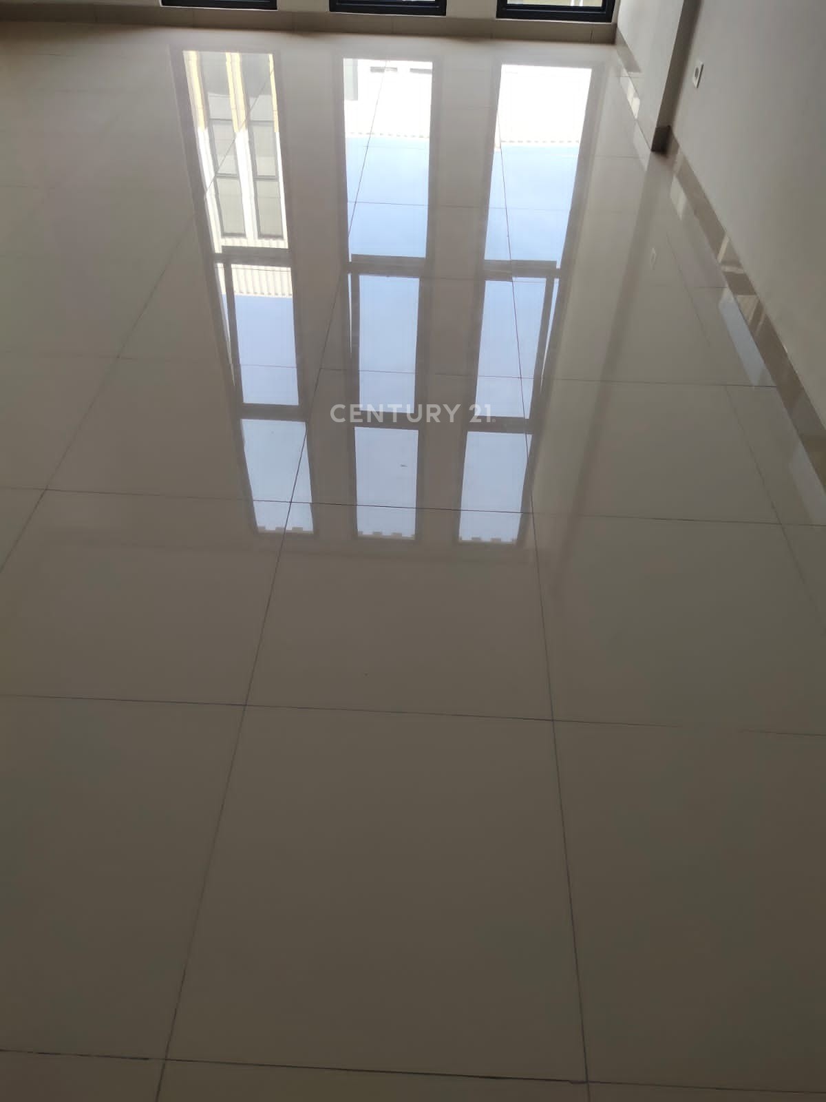 2-этажный коммерческий магазин-дом в Kota Wisata Cibubur