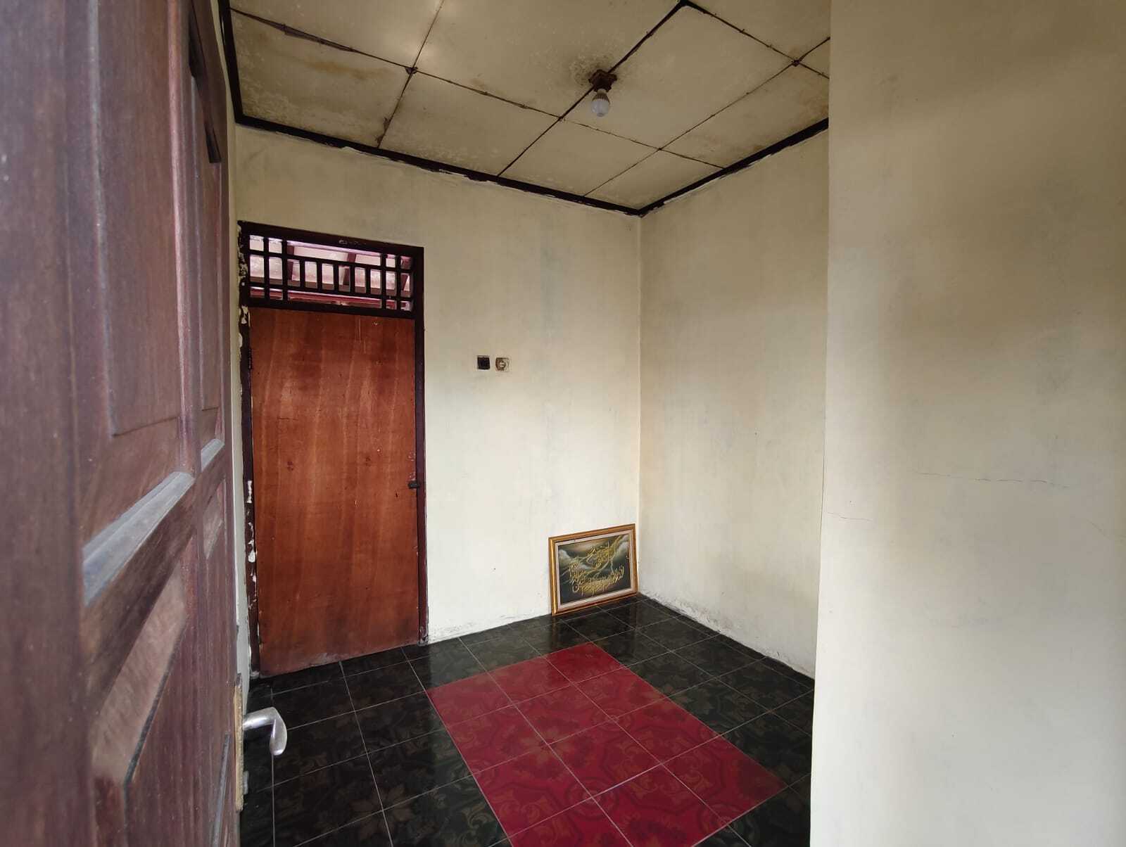 Compact Residential Property with Multiple Rooms and Convenient Location