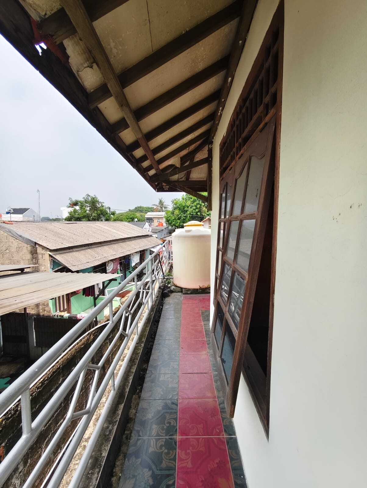Compact Residential Property with Multiple Rooms and Convenient Location