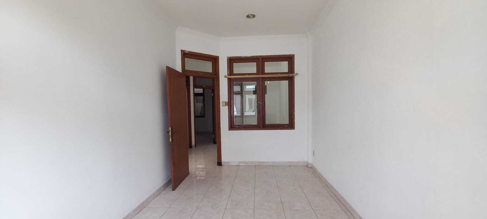 2-Story House with 3 Bedrooms, Spacious Layout