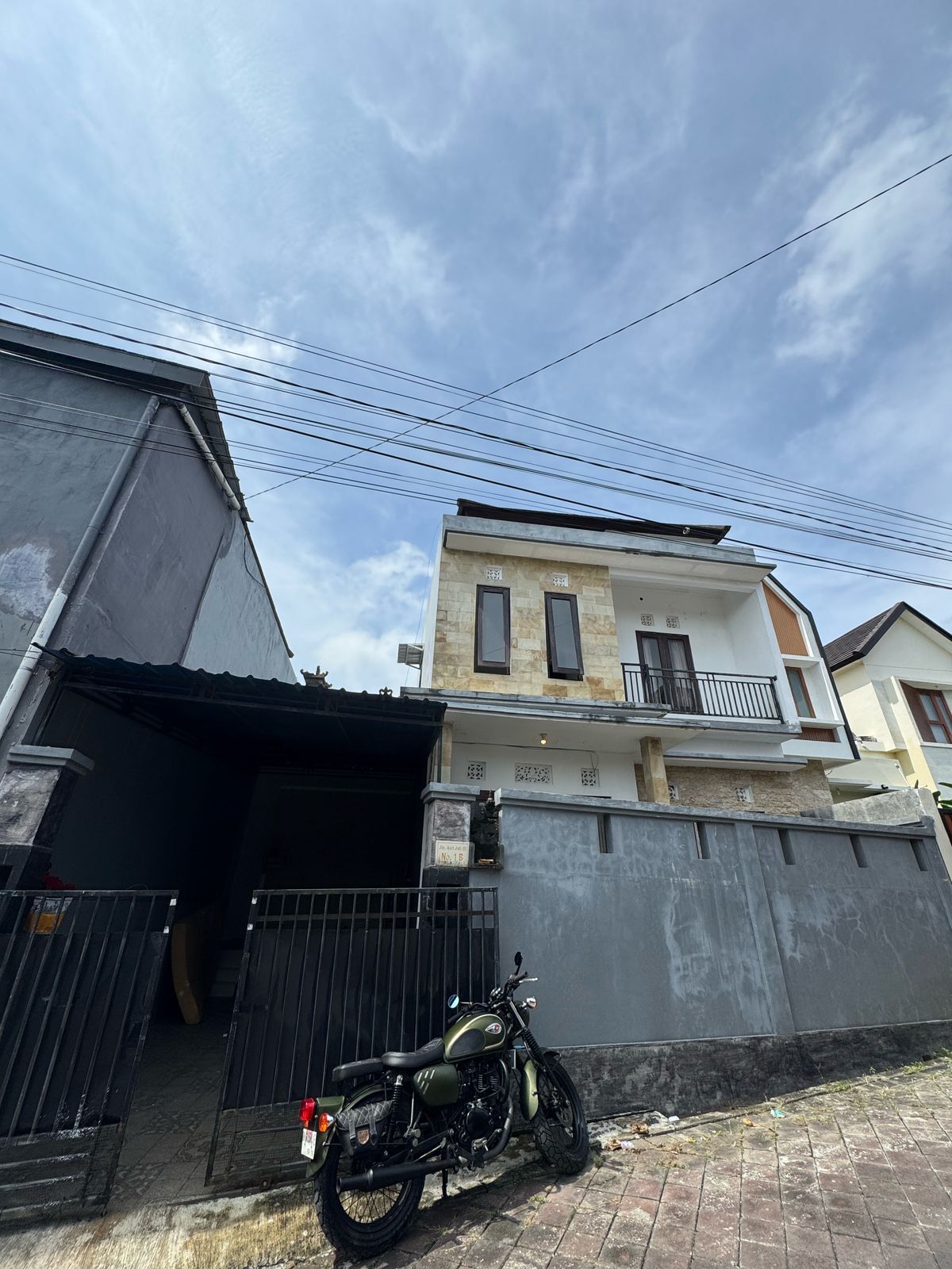 2-Story Rental House near Taman Giri Market with 3 Bedrooms