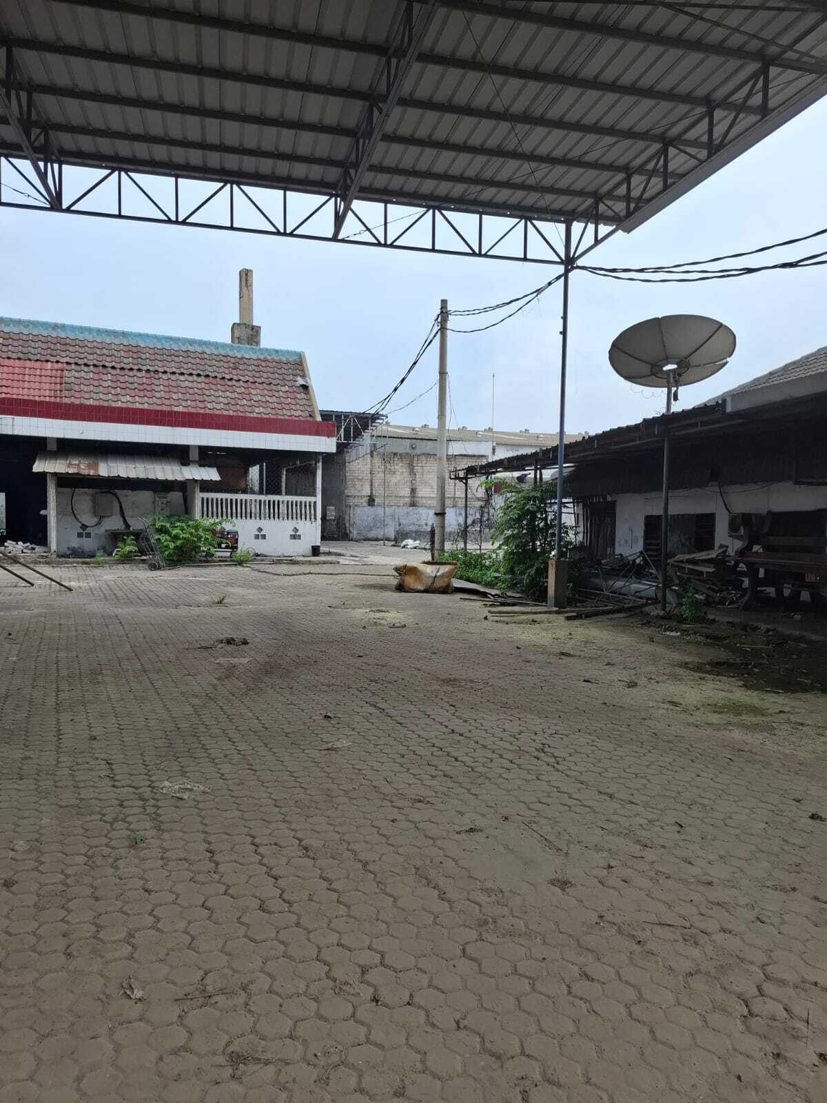 Large Industrial Warehouse with 2500m² Land Area
