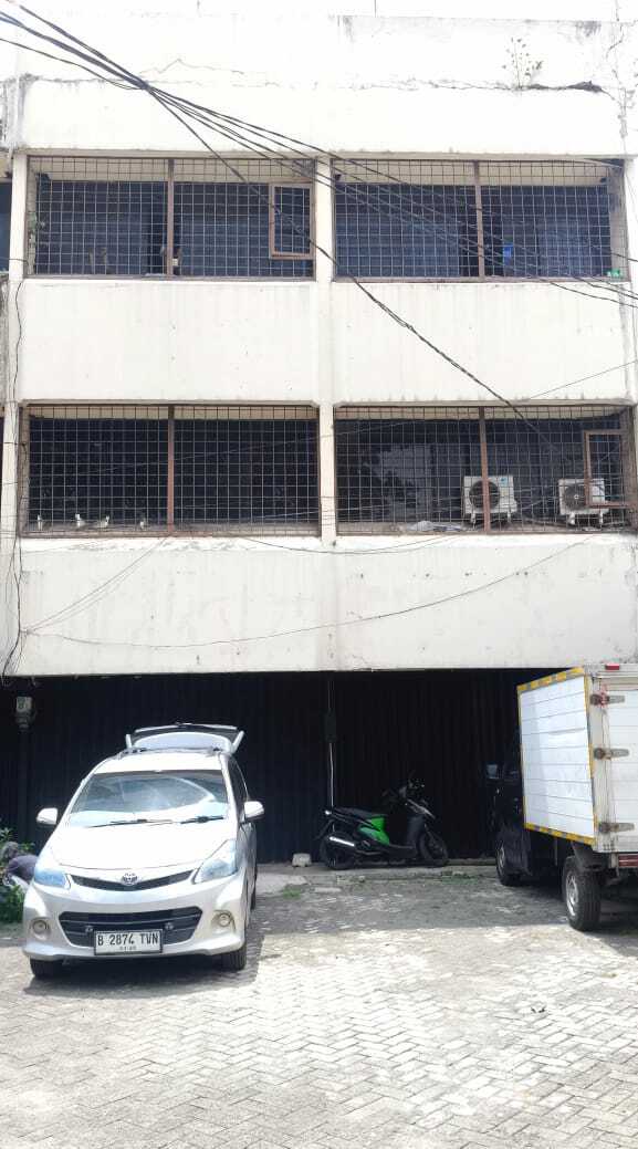 3.5 Story Connected Commercial Building in Klender, East Jakarta