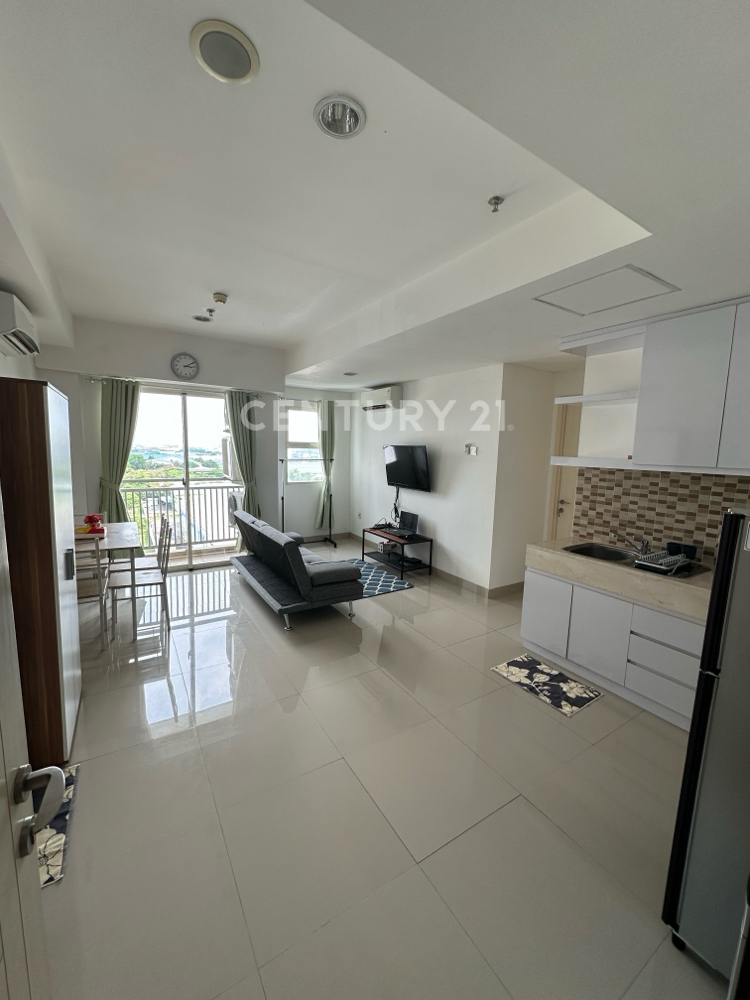 1 Bedroom Apartment with Living and Dining Area