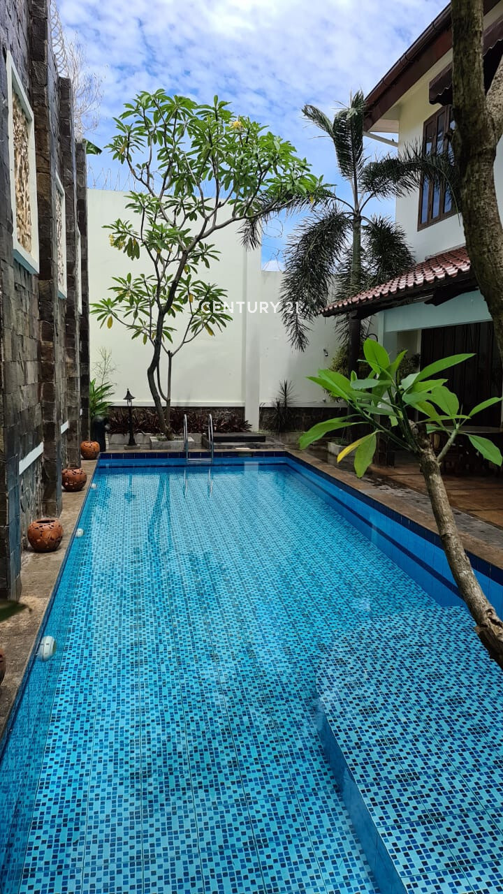 High-Walled Private Property with Swimming Pool in Quiet Area