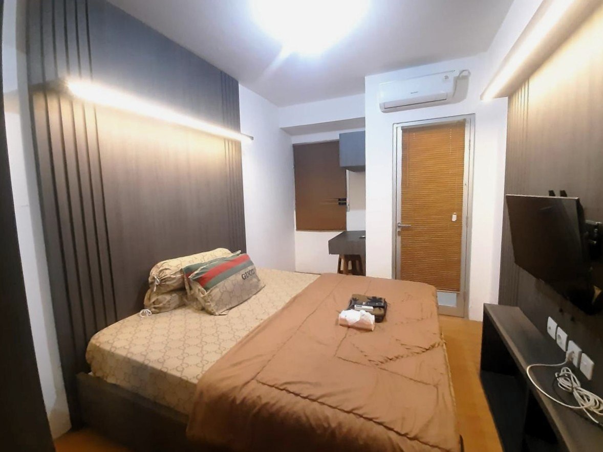 Modern Furnished Studio with AC and King Bed