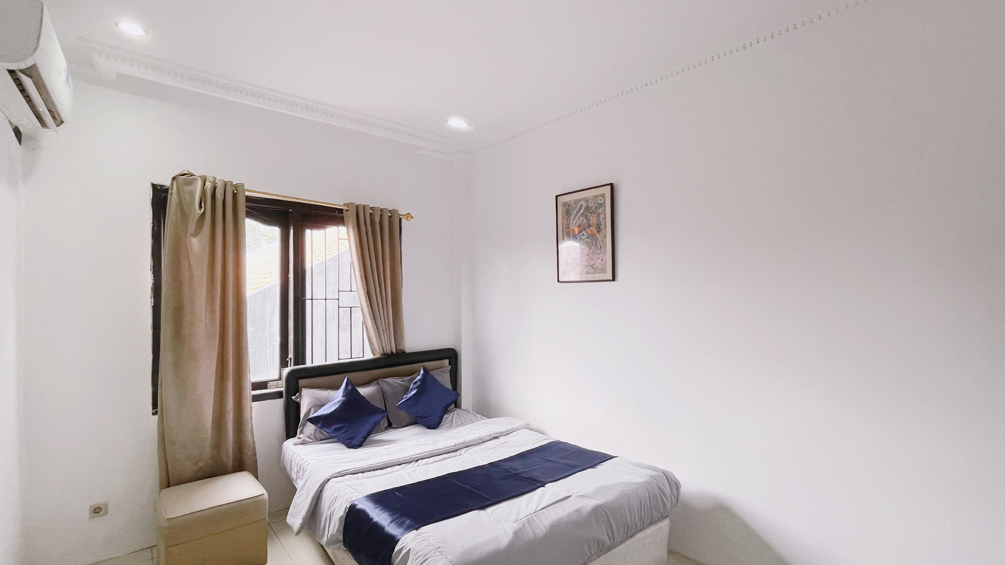 Comfortable Room with Private Bath Near Malls