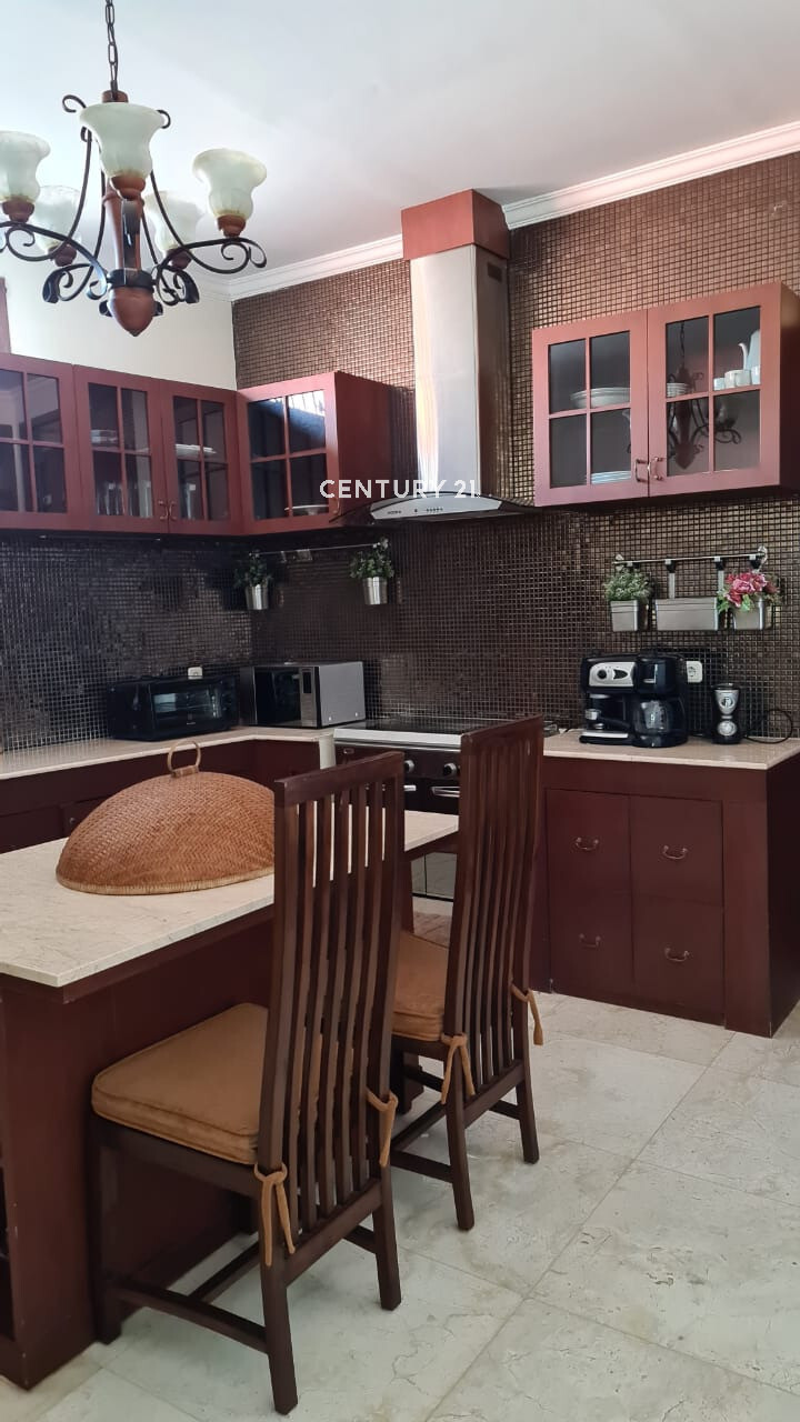 High-Walled Private Property with Swimming Pool in Quiet Area