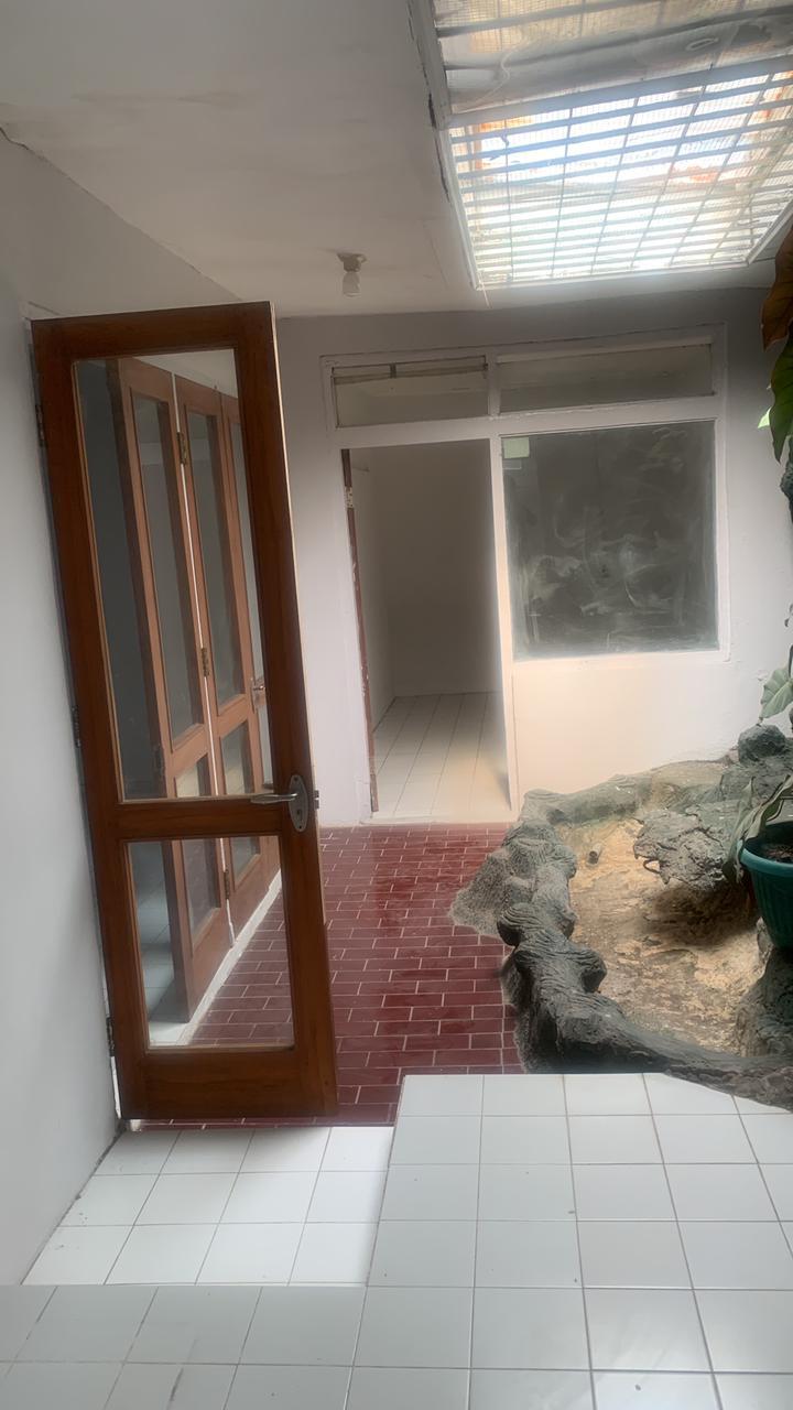 Simple, Clean House Near Amenities with Fresh Air Access
