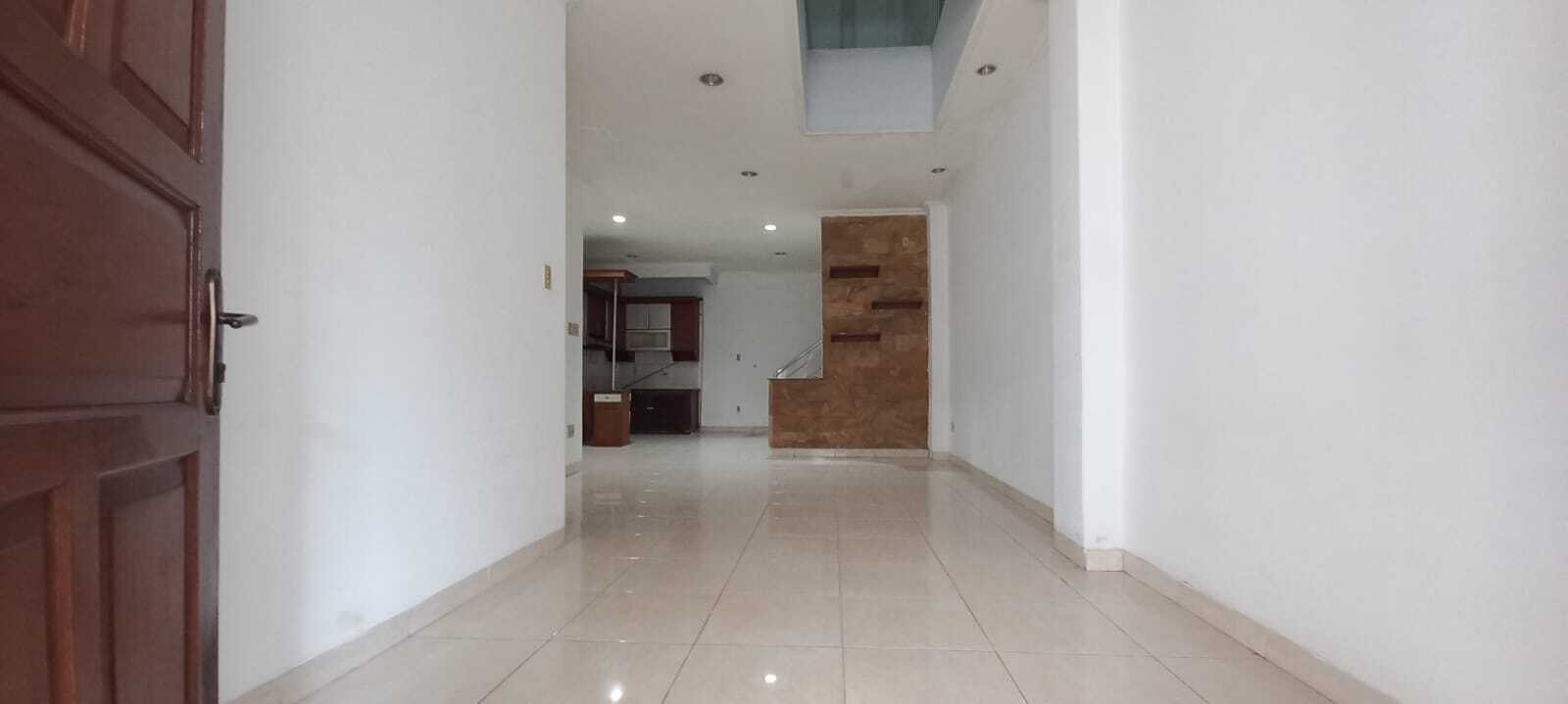2-Story House with 3 Bedrooms, Spacious Layout