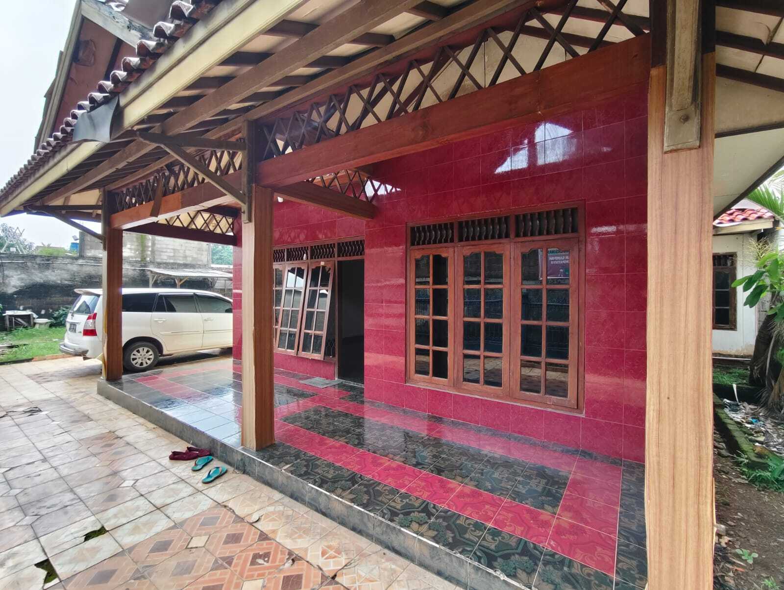 Compact Residential Property with Multiple Rooms and Convenient Location