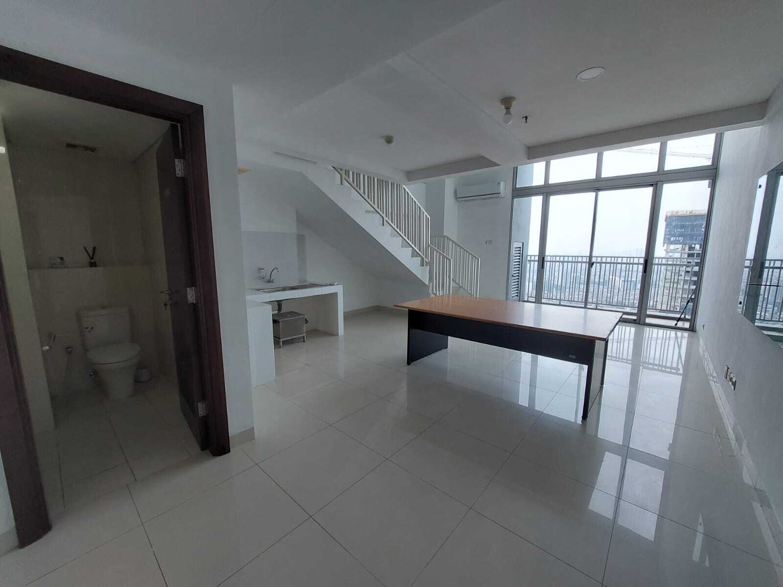 Large 103m² Unfurnished Apartment with City View