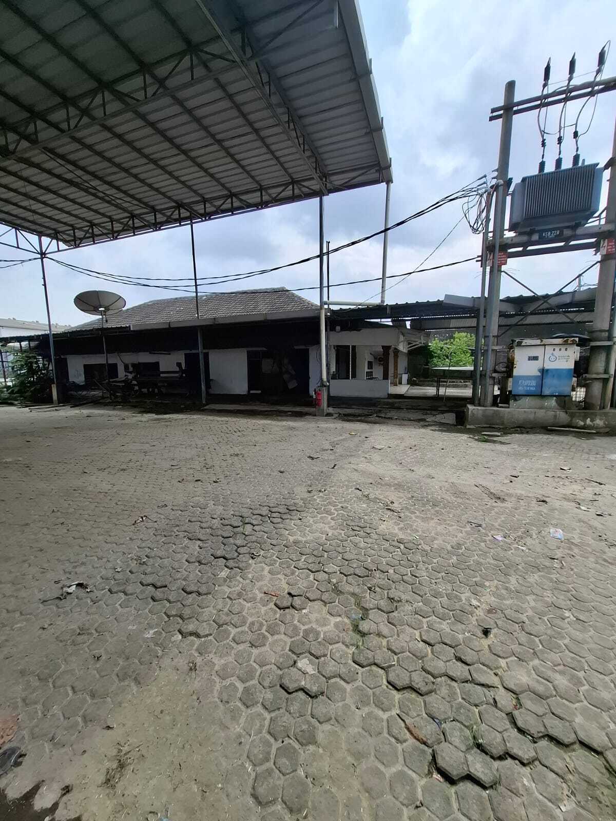 Large Industrial Warehouse with 2500m² Land Area