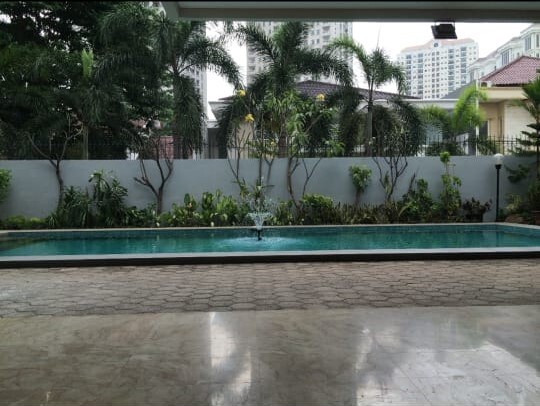 Luxurious 5-Bedroom House with Pool and Garden