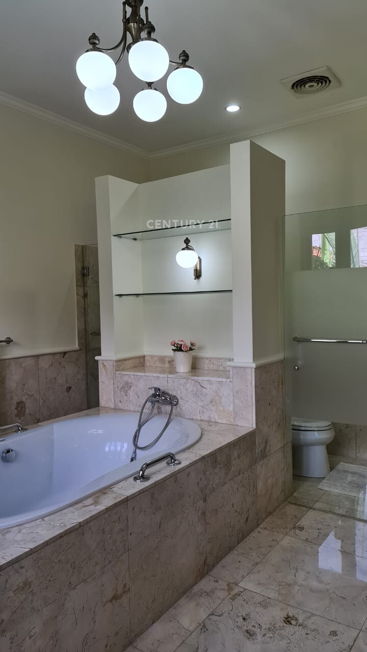 High-Walled Private Property with Swimming Pool in Quiet Area