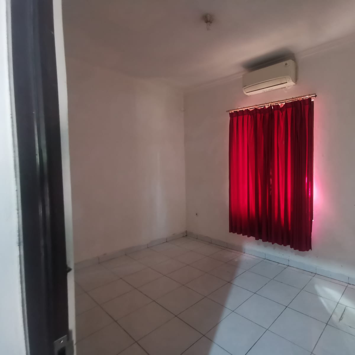 Modern 2-Bedroom House with AC in Legenda Wisata