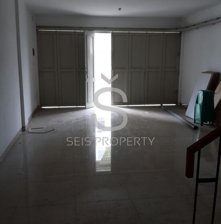 Spacious 3-Floor House with Double Carport