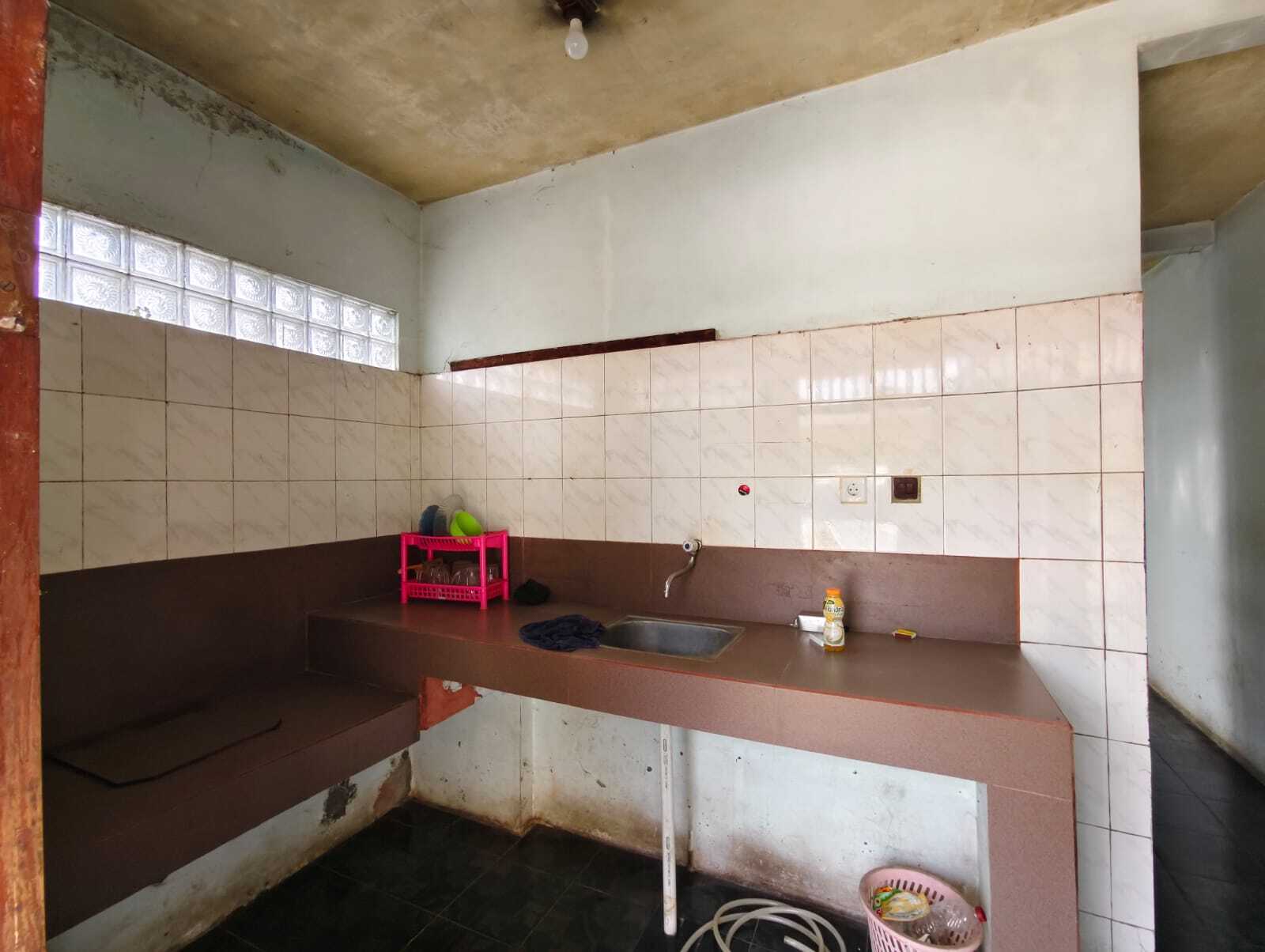 Compact Residential Property with Multiple Rooms and Convenient Location